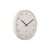 Wanduhr mit rundem, hellem Gehäuse und arabischen Ziffern; analoge Zeiger.