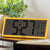 Gelb gerahmte Retro LCD-Wanduhr mit schwarzer Ziffernanzeige, Day/Month/Date und Zeit.