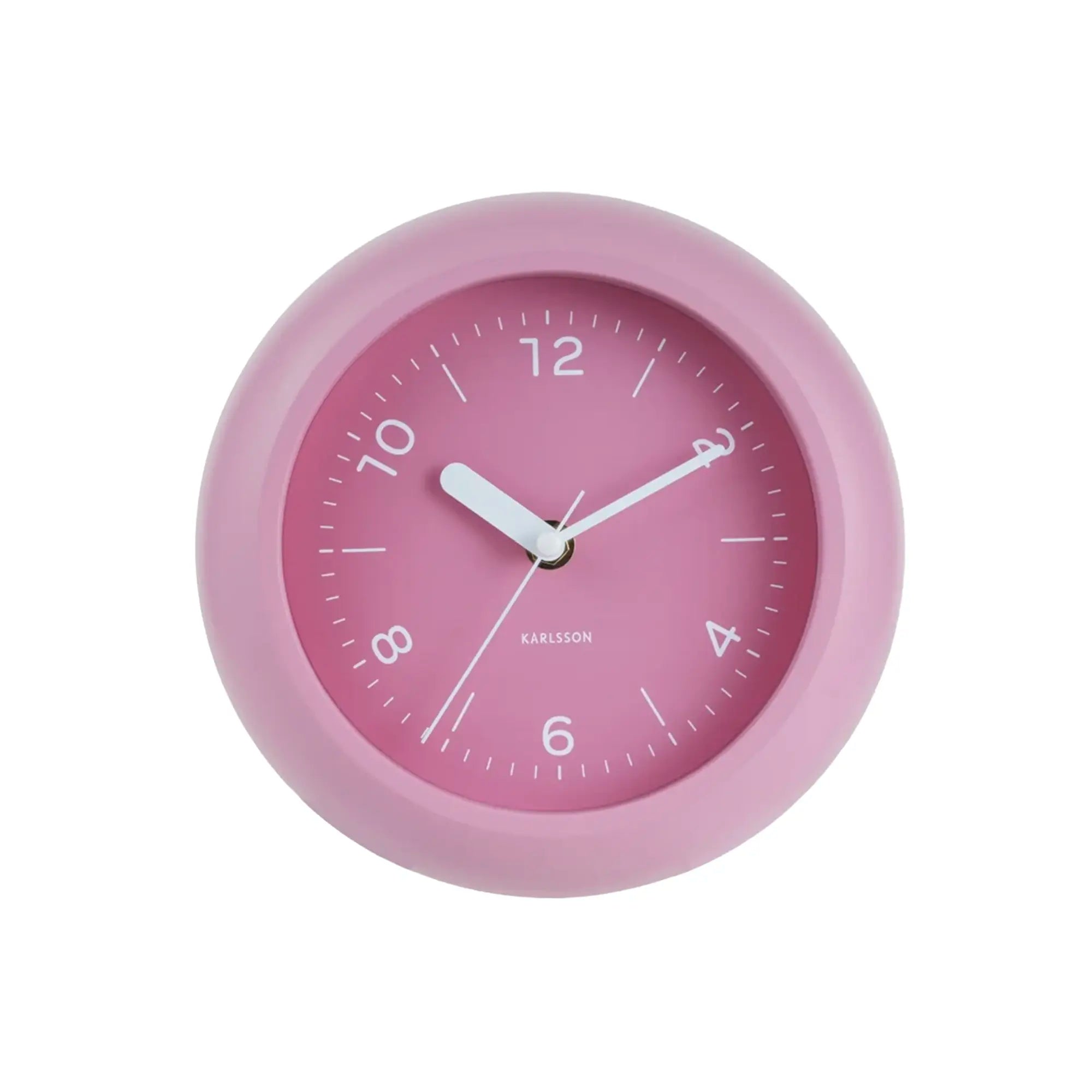 Rosafarbene Wanduhr mit rosa Zifferblatt, weißen Zeigern und Schriftzug KARLSSON