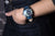 "Reloj de mujer en la muñeca: pulsera azul y esfera de abulón con manecillas"