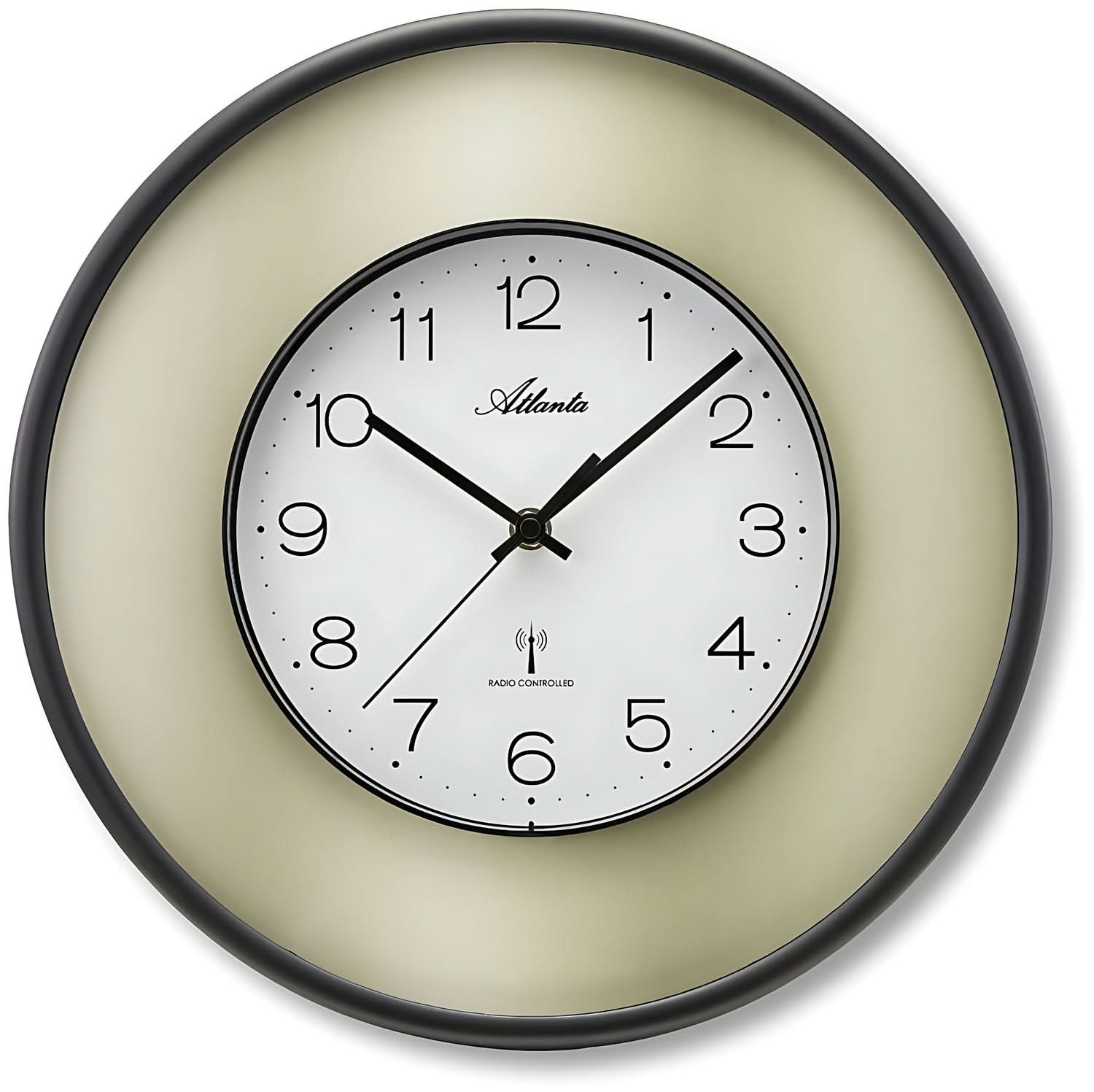 Reloj de pared redondo con marco de plástico negro y esfera beige, números arábigos