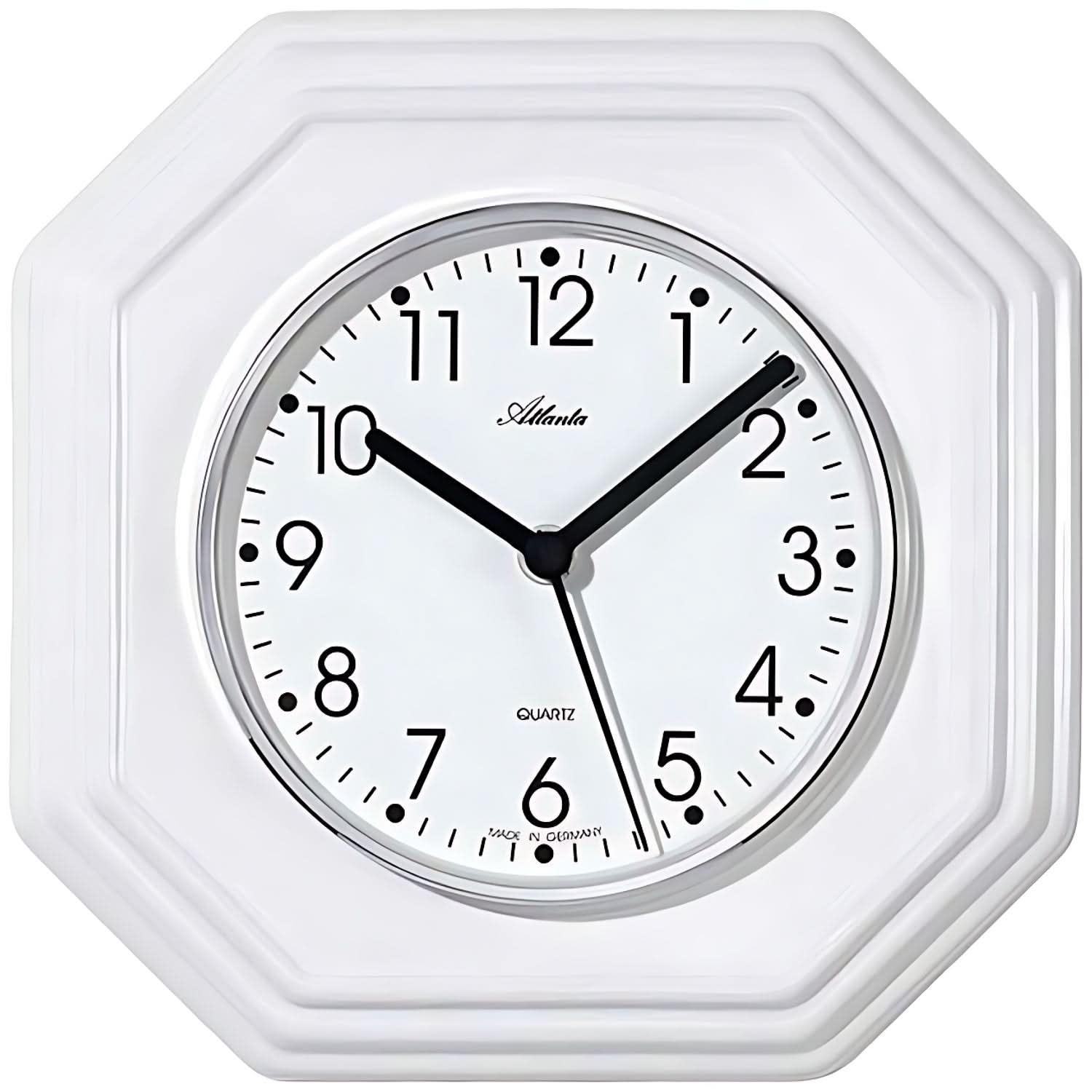 "Reloj de pared blanco con marco octogonal de cerámica, esfera redonda con manecillas negras."