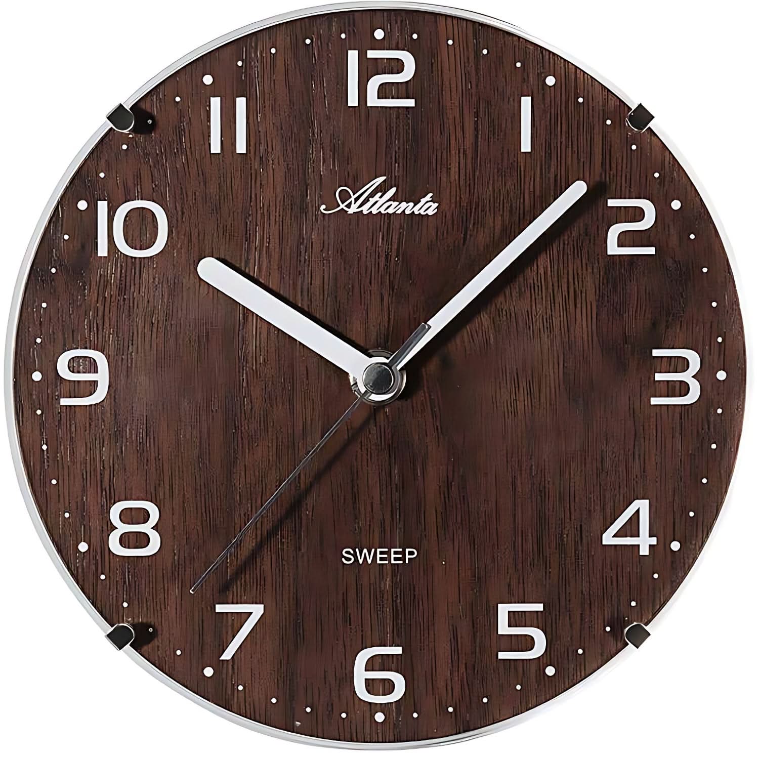 Reloj de pared redondo con esfera de aspecto de madera marrón oscuro, números y manecillas blancos.