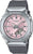 "Reloj de mujer con esfera rosa y correa de caucho gris, caja de metal"