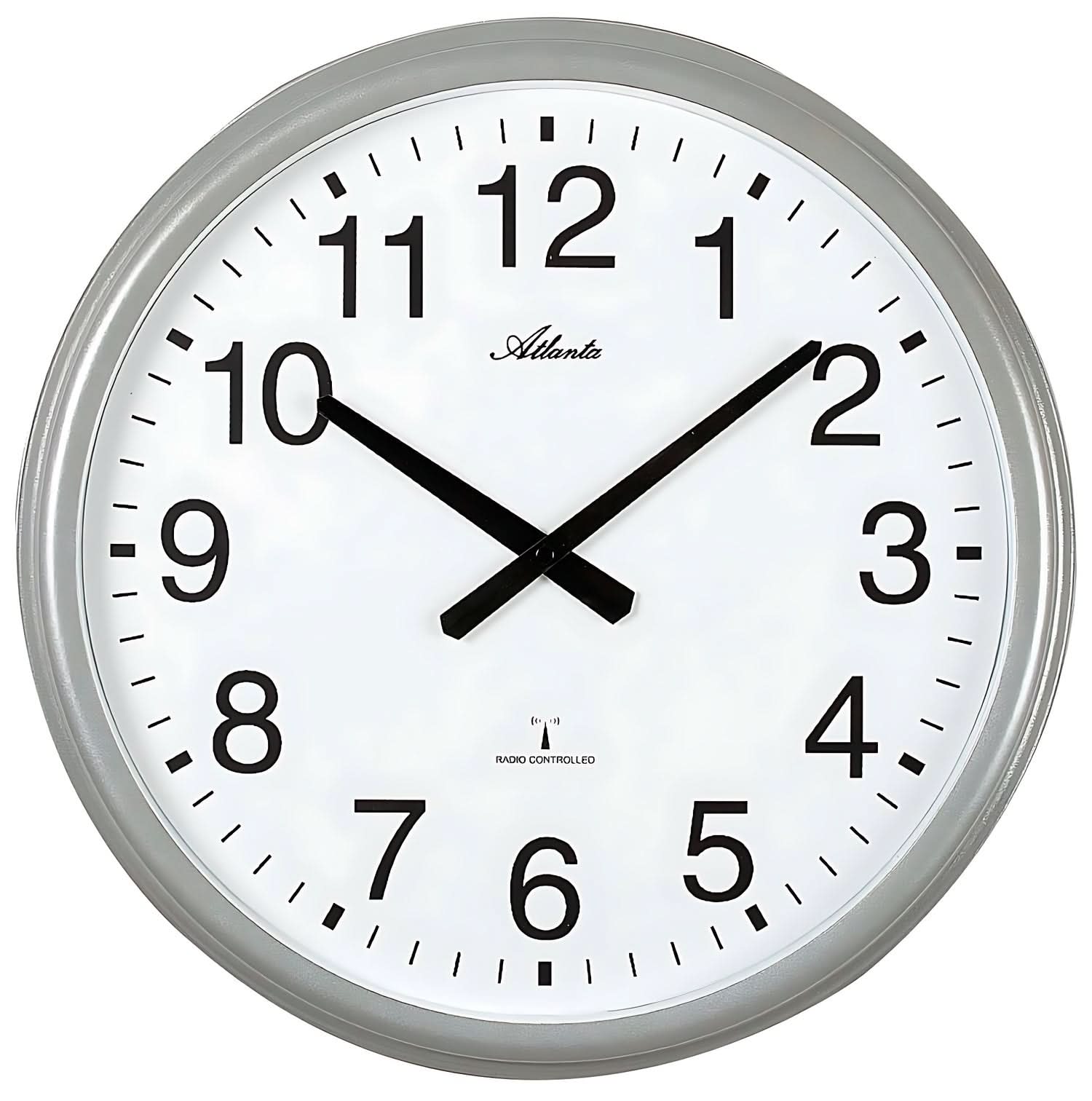 Reloj de pared Atlanta con esfera blanca, números y manecillas negras, y marco gris