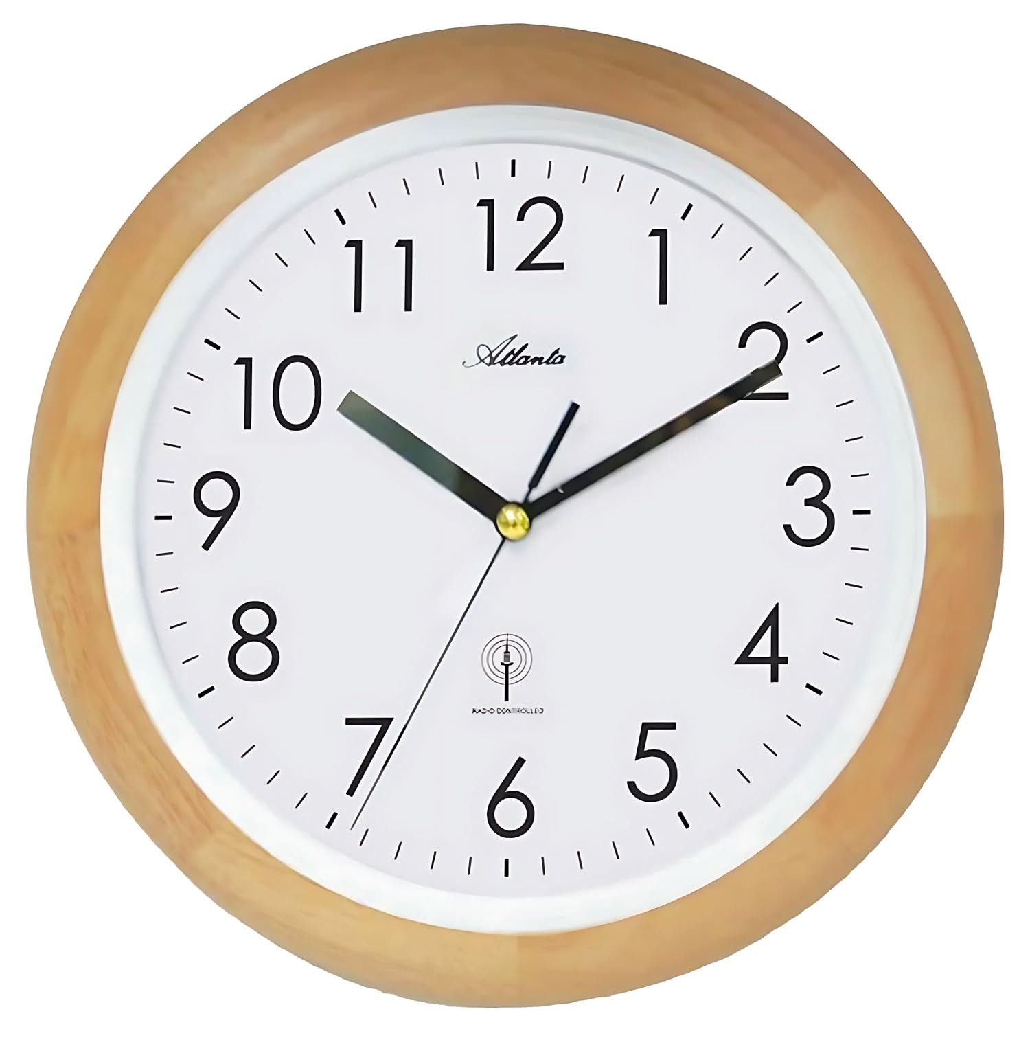 Reloj de pared radiocontrolado con marco de madera, esfera blanca y manecillas negras