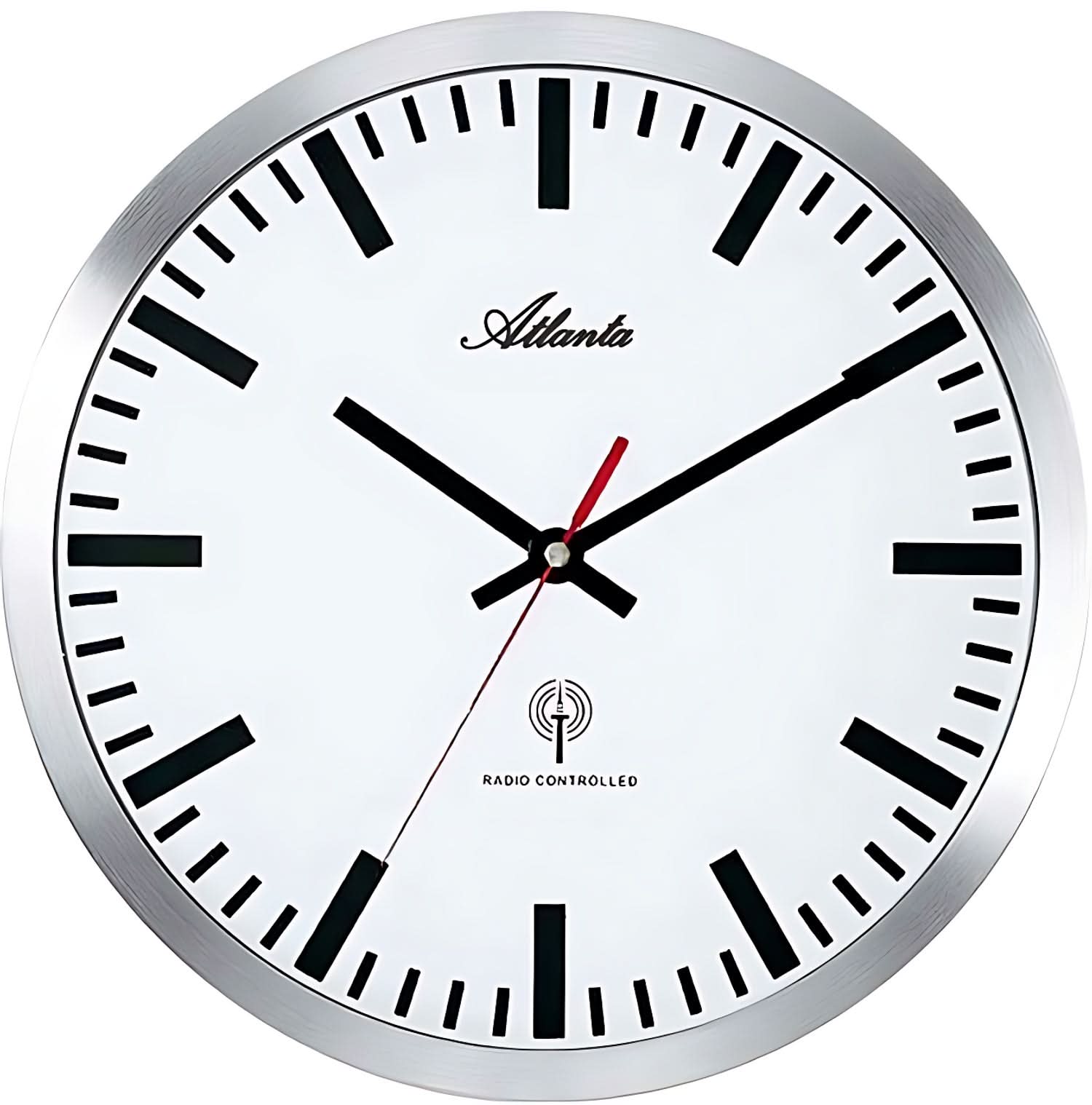 "Reloj de pared con marco plateado de acero inoxidable, esfera blanca, manecillas negras y segundero rojo"