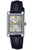 Reloj de mujer con caja rectangular plateada y correa de cuero azul oscuro, números amarillos