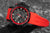 Reloj para hombre con bisel negro, correa de silicona roja y esfera oscura