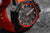 Reloj de hombre con caja negra, bisel rojo y aro de esfera naranja