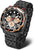 Reloj de hombre con correa de metal negra, esfera negra y detalles naranjas
