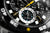 Detalle del reloj de pulsera para hombre con esfera azul con puntos luminosos y manecillas amarillas