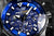 Pulsera de hombre primer plano: esfera azul con marcadores blancos y fecha