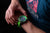 Reloj de hombre en la muñeca con correa verde y esfera luminosa