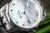 Esfera de reloj para mujer en detalle con agujas plateadas e índices redondos