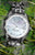 Reloj de mujer con brazalete de acero inoxidable plateado, caja redonda e índices de diamantes