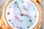 "Reloj de mujer: esfera plateada con aspecto de diamante, manecillas y fecha 12"