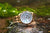 "Reloj de mujer con brazalete de acero inoxidable en tono dorado y esfera azul, corona y visualización de fecha."