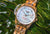 Reloj de mujer con brazalete de acero inoxidable en tono dorado y esfera azul, pulsadores visibles en el lateral.