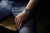 Pulsera de hombre en la muñeca: caja redonda con esfera oscura, correa de cuero
