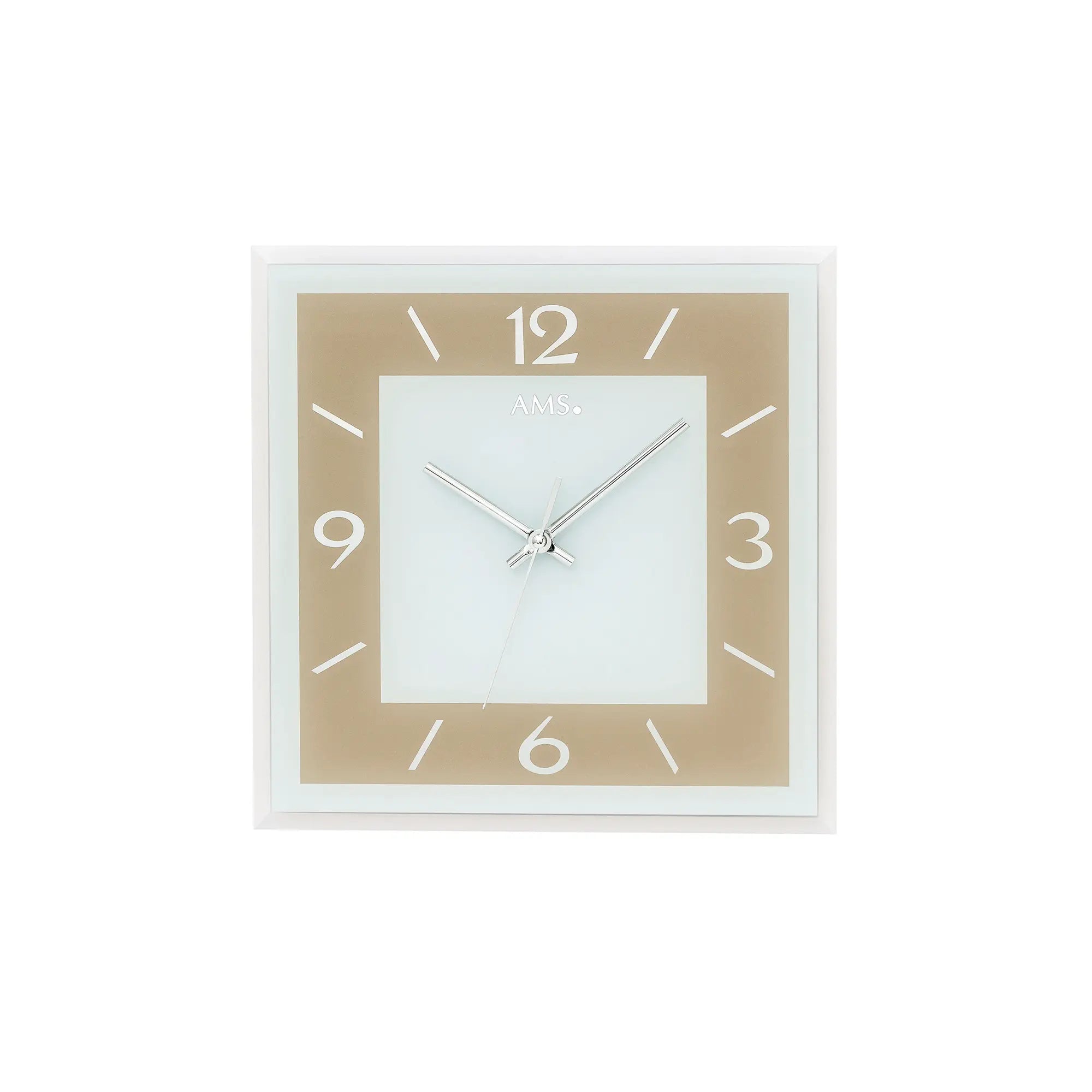 Wanduhr mit hellbraunem Rahmen, facettiertem Spiegelglas, klaren Ziffern und silbernen Zeigern