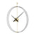 Wanduhr mit schwarzem Ring, goldener Mittelplatte und schwarzen Zeigern im Zentrum