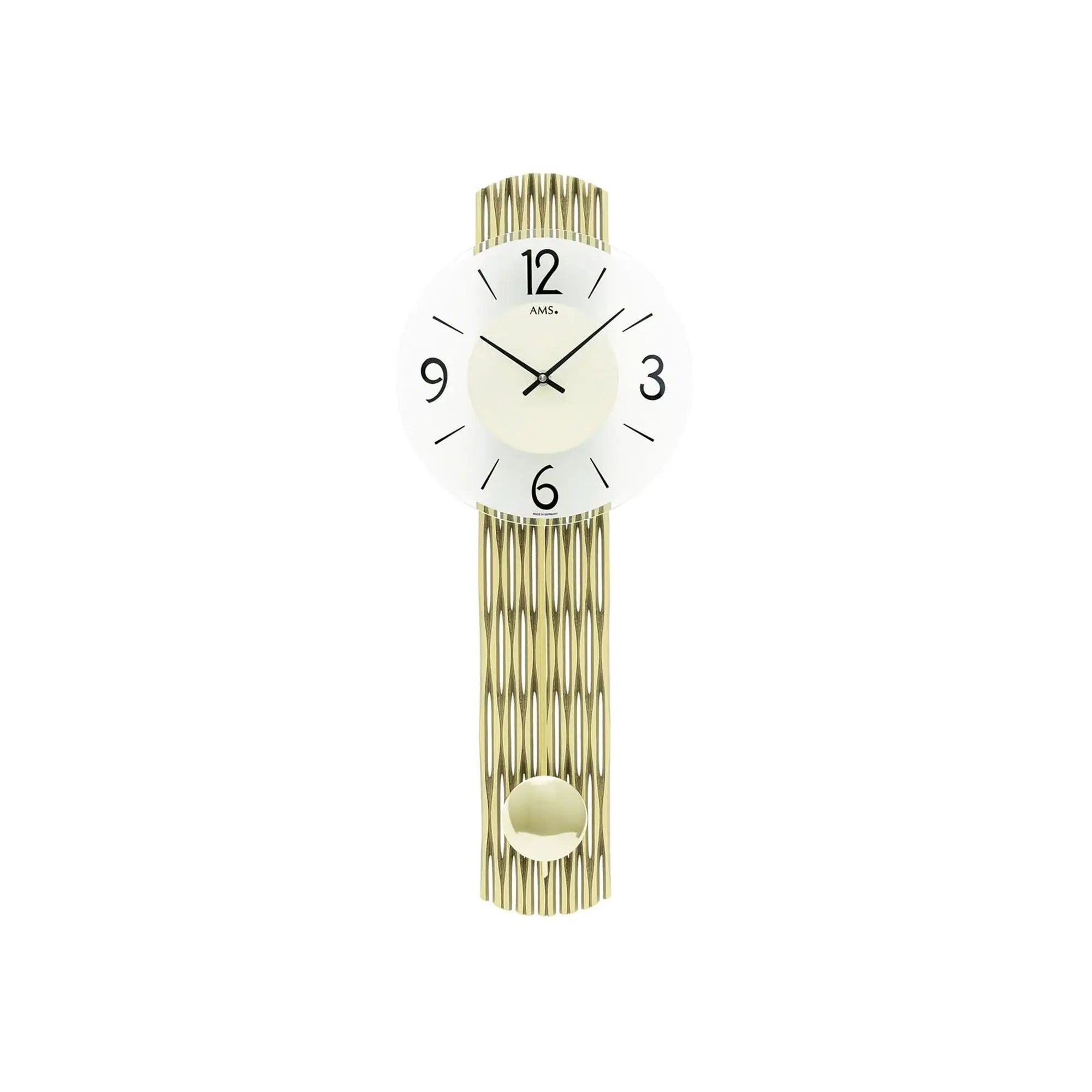 Wanduhr mit weißem Zifferblatt, schwarzen Zeigern und goldfarbenen Pendelstreifen