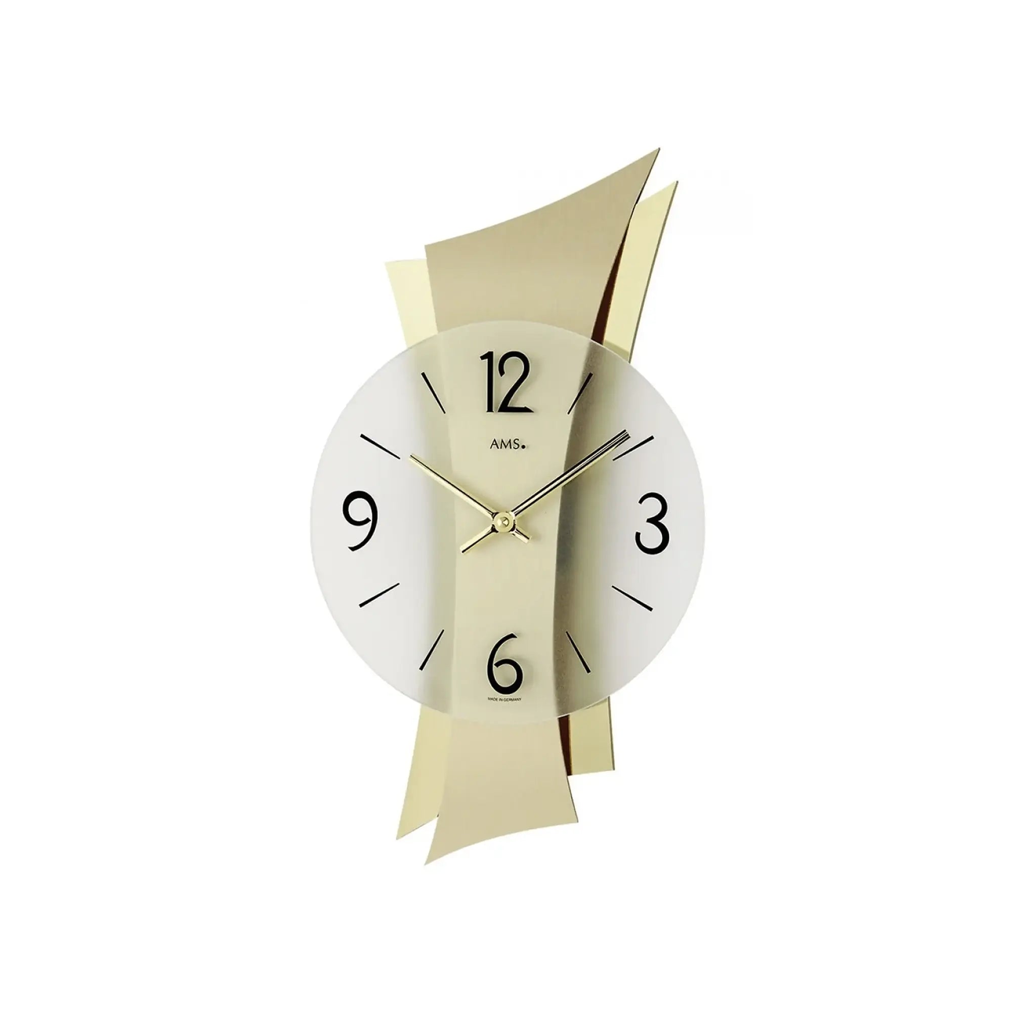 Wanduhr mit weißem Ziffernblatt, goldenen Zeigern, facettiertem Mineralglas und Messinggehäuse.