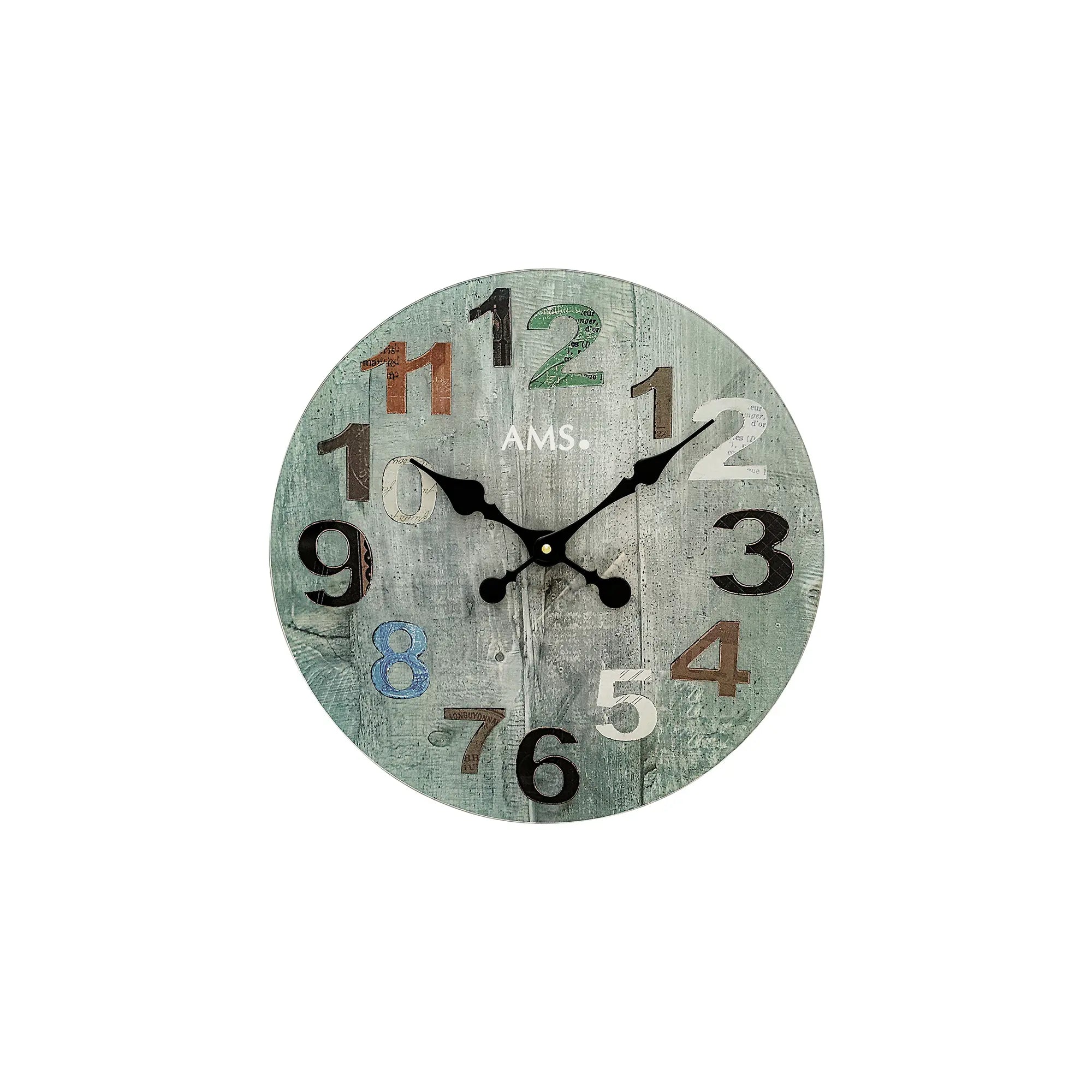 Runde Wanduhr mit grünlich patiniertem Zifferblatt, schwarzen Zeigern und Ziffern 1–12.