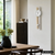Wanduhr an der Wand mit analogem Ziffernblatt, Sonoma-Holzoptik und Pendel