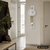 Wanduhr an der Wand: weißes Ziffernblatt, Mineralglasfront und Pendel an Holzstreifen
