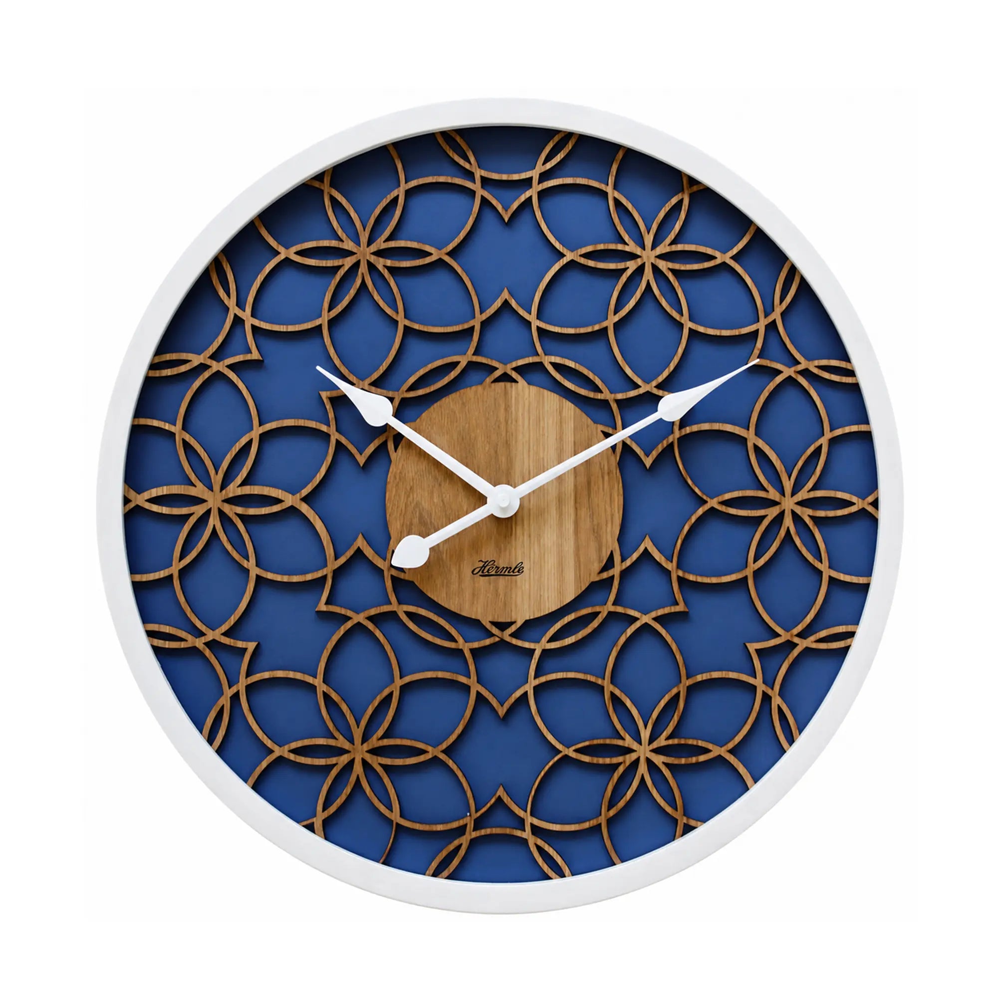 "Reloj de pared con esfera azul, adornos dorados y centro de madera, bisel blanco"