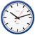 Reloj de pared con marco azul, esfera blanca y manecillas rojas
