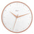 "Reloj de pared con marco redondo de metal en tono rosado y esfera blanca, tres manecillas"