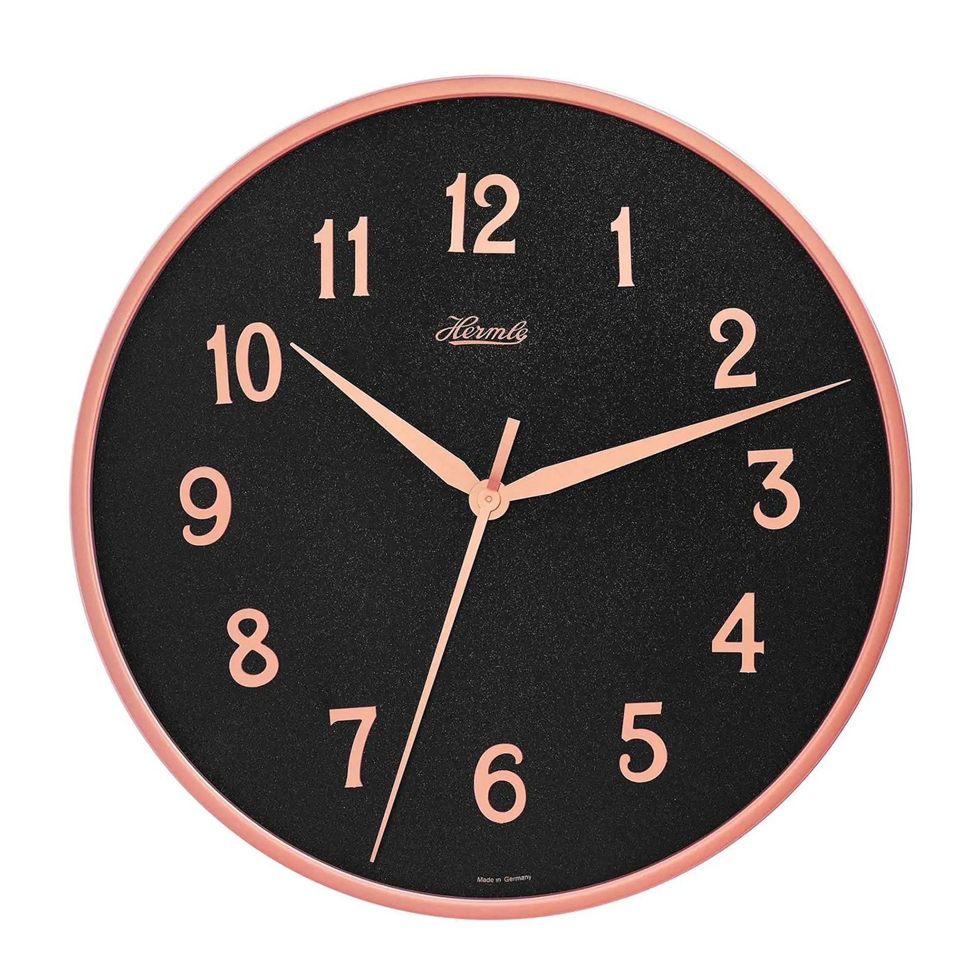 Reloj de pared redondo con esfera negra, bisel en oro rosa y números romanos