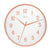 Reloj de pared con marco metálico naranja, esfera blanca, números y manecillas naranjas
