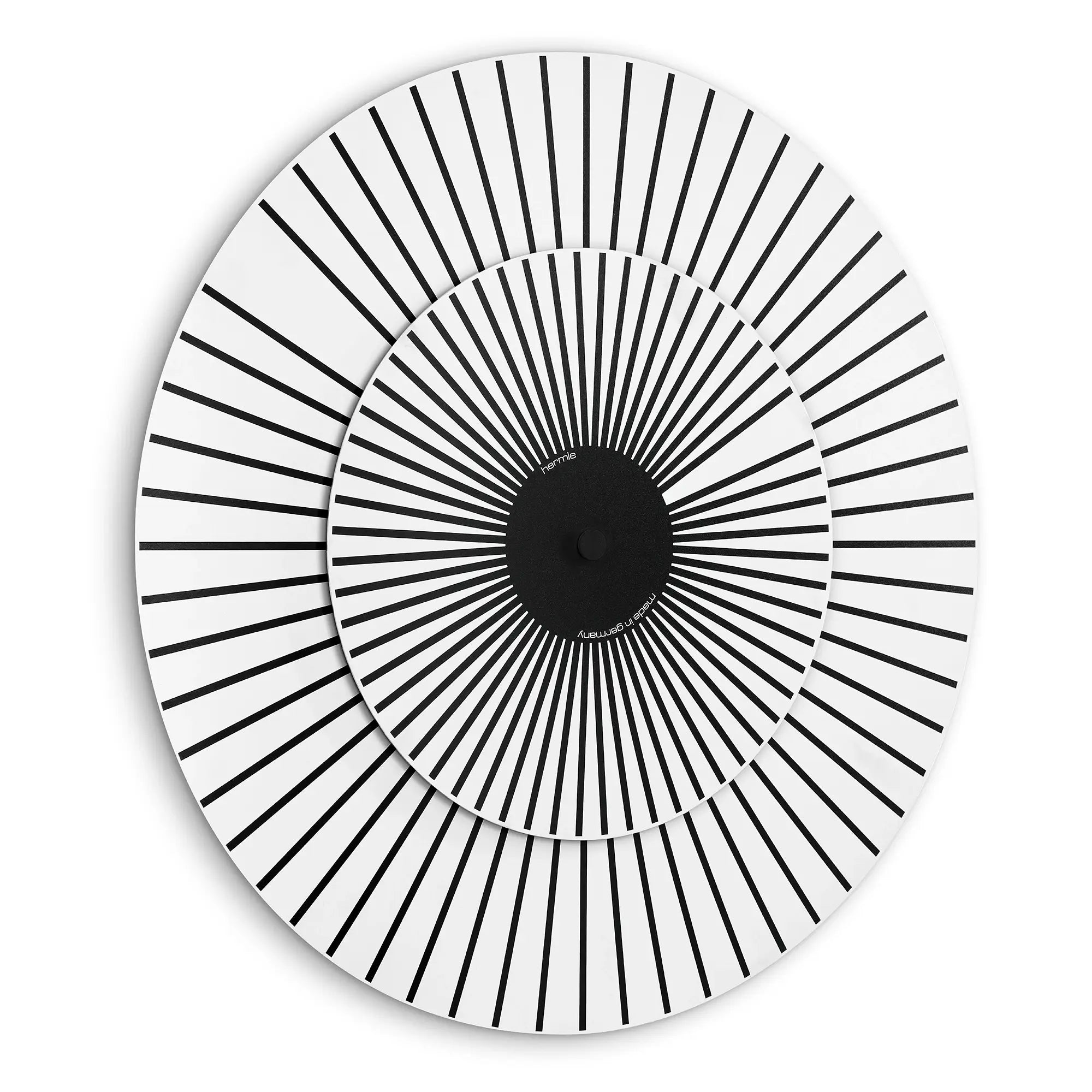 Reloj de mesa redondo con borde plateado, esfera blanca y manecillas negras.