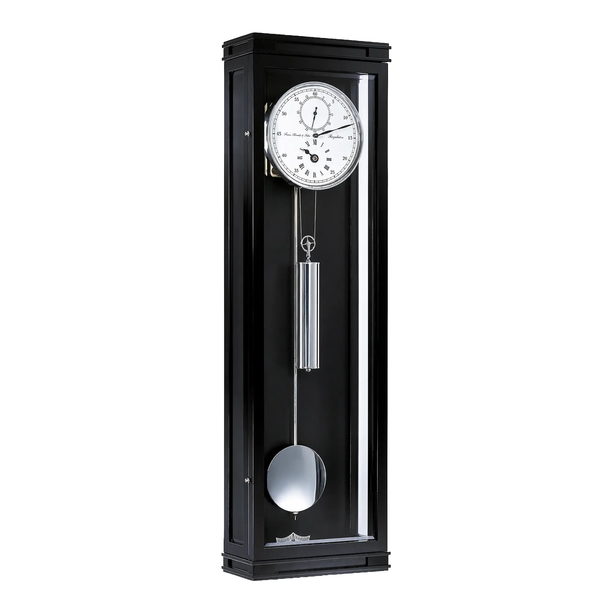 Reloj de pared con caja negra, esfera blanca y péndulo de metal, frontal de cristal.