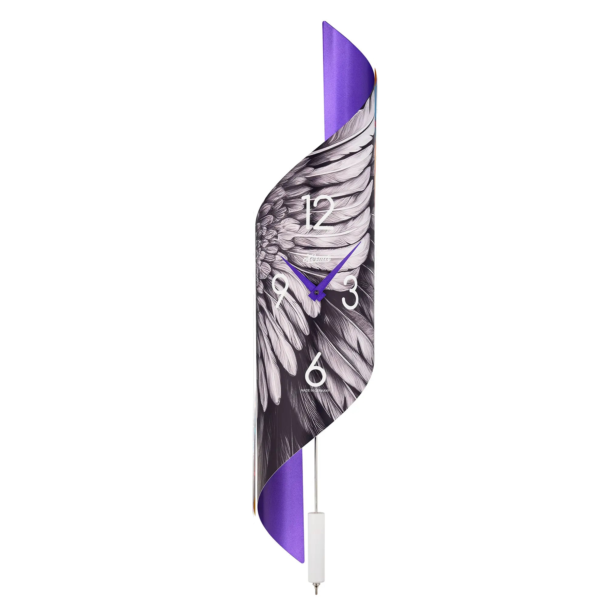 Reloj de pared con esfera curva en blanco y negro, detalle violeta y números blancos