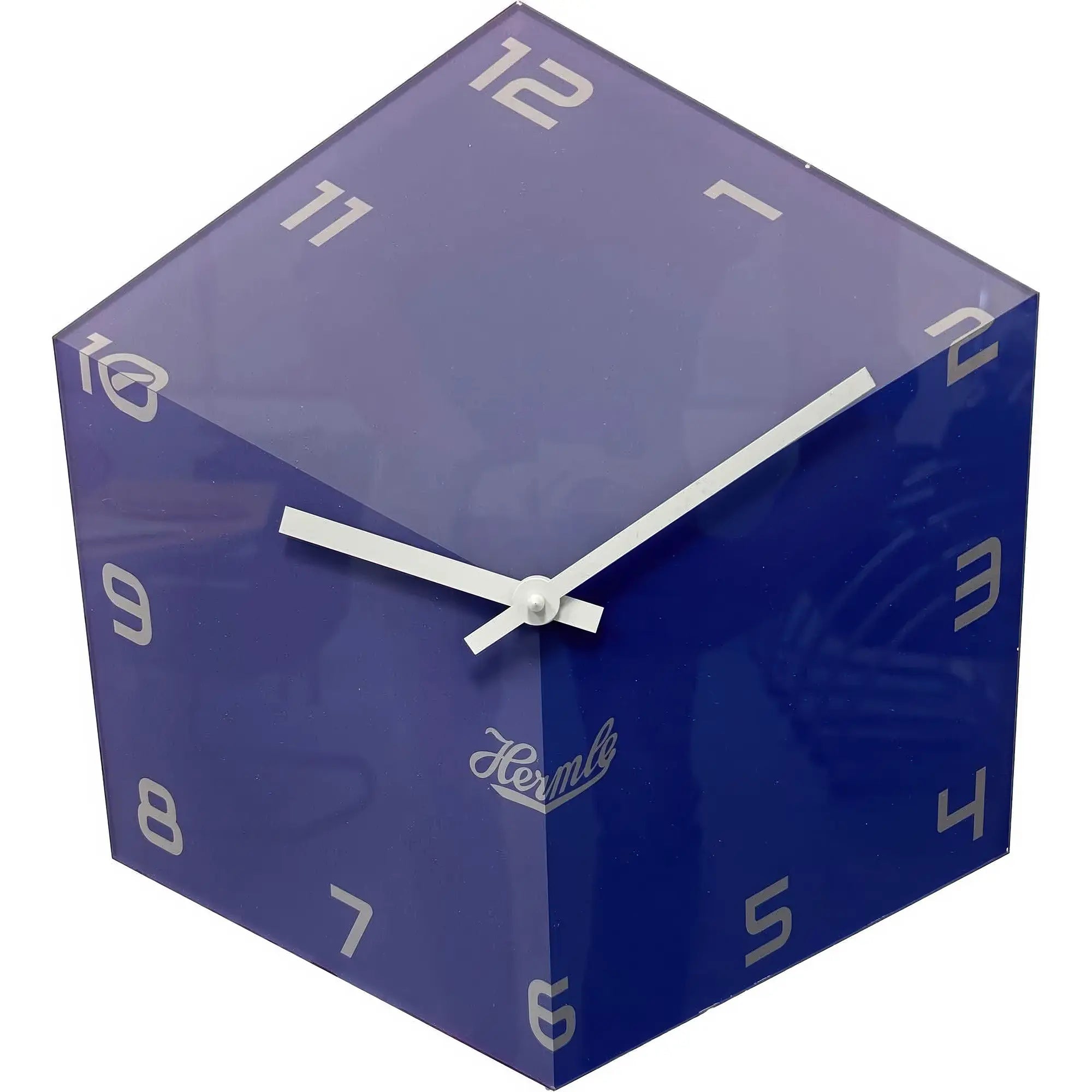 "Reloj de pared en caja cúbica azul con manecillas y números blancos"