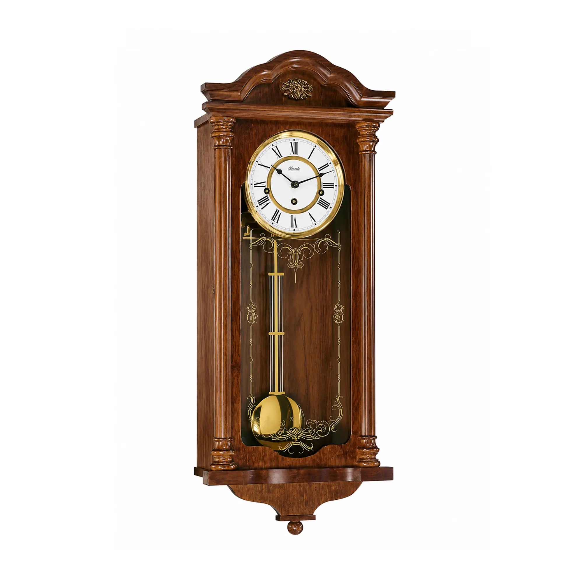 "Reloj de pared de madera con esfera y péndulo en cristal, adornos dorados."