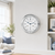 Reloj de mesa analógico redondo con marco plateado, esfera blanca y manecillas azules