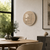 Runde LED-Wortanzeige Uhr an heller Wand, Holzring mit leuchtender Schrift