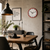 Reloj de pared con marco rojo, esfera blanca, manecillas negras y detalles rojos