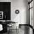 "Reloj de pared redondo con centro luminoso y patrón de rayos en blanco y negro"