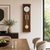 Reloj de pared de madera marrón con esfera blanca, barras de gong doradas