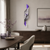 Reloj de pared con esfera de plumas en blanco y negro, detalle morado y números blancos