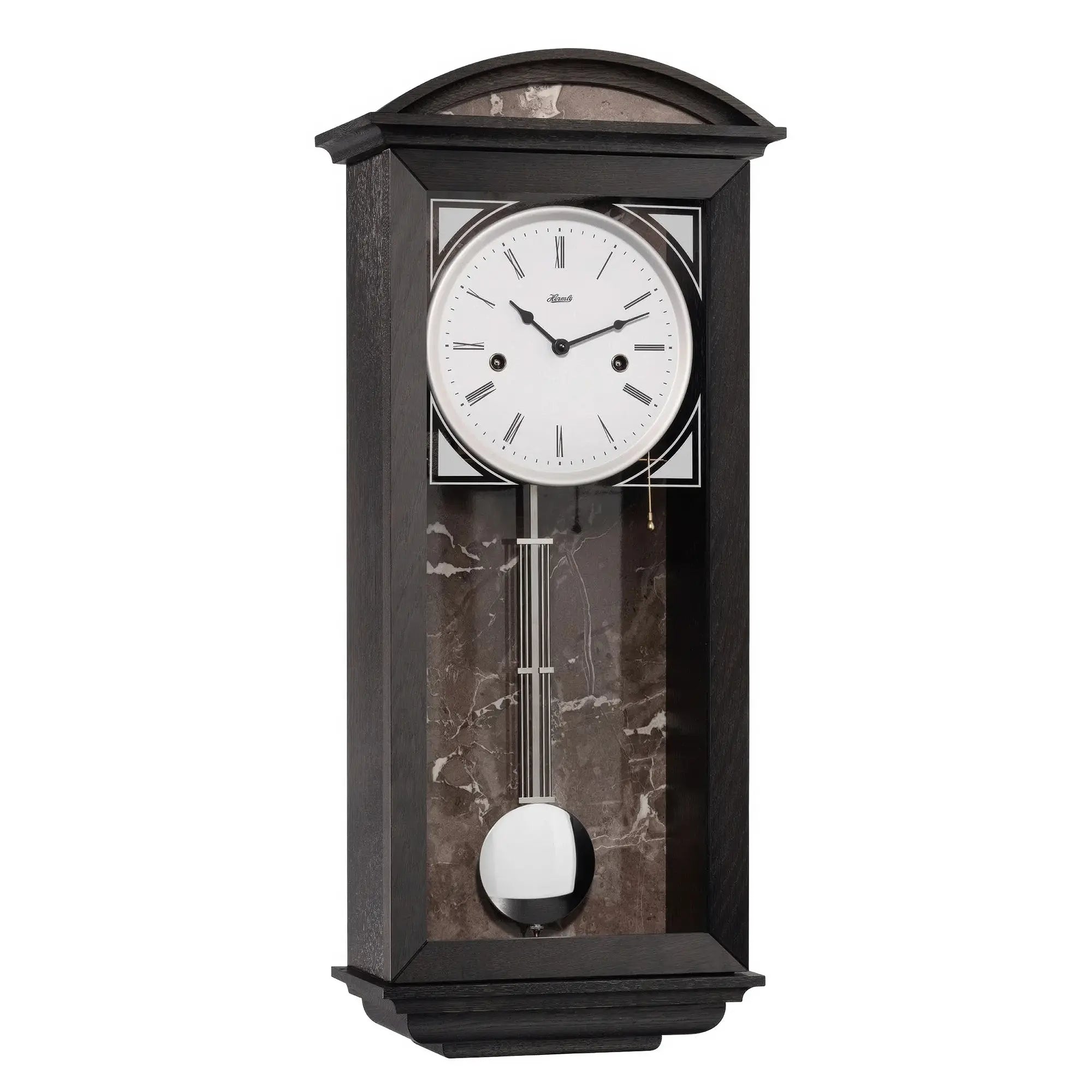 "Reloj de pared con caja de madera oscura, esfera blanca y números romanos, péndulo visible"