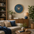 "Reloj de pared con diseño de rejilla azul, marco redondo de madera y manecillas blancas"