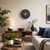 Reloj de pared redondo con esfera ornamental azul, disco de madera en el centro, borde blanco